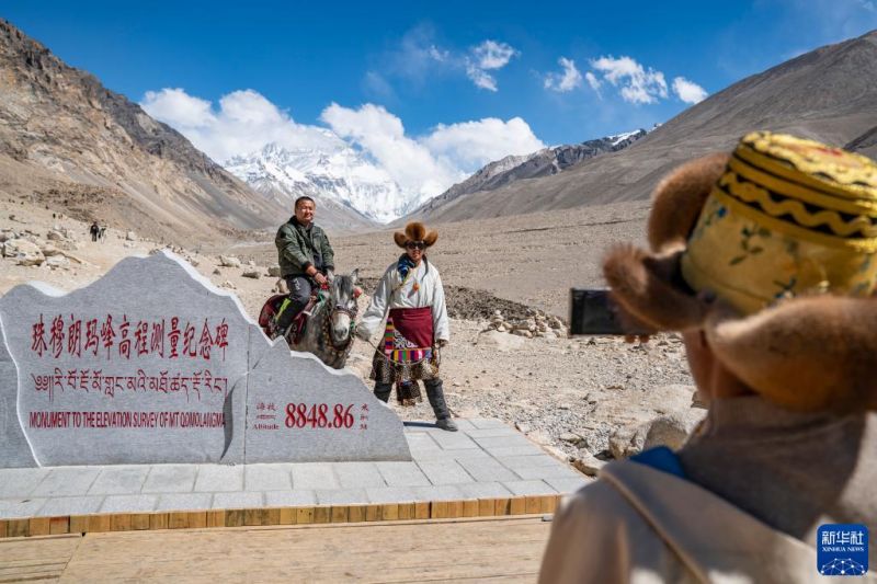 Tibet : la voie de la richesse pour les h?tels de tentes au pied du mont Qomolangma