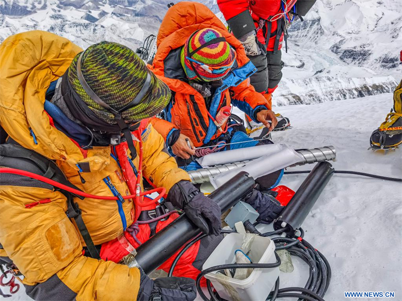 Une expédition chinoise atteint le plus haut sommet du monde pour mener des recherches scientifiques