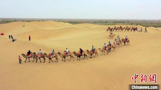 Photo montrant une vue du comté de Yuli, dans la préfecture autonome mongole de Bayingolin de la région autonome ou?ghoure du Xinjiang (nord-ouest de la Chine). (Wang Zhipeng / China News Service)