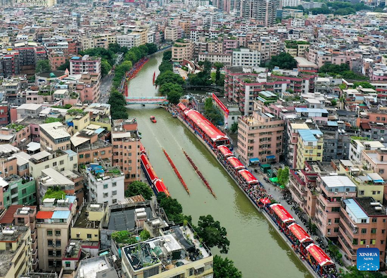 Guangdong : la ville de Guangzhou organise une course pour célébrer la fête des Bateaux-Dragons