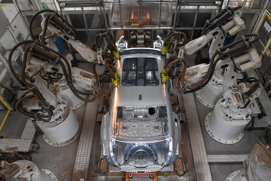 Des robots de soudage travaillent dans un atelier de soudage du fabricant de berlines FAW-Hongqi à Changchun, capitale de la province du Jilin (nord-est de la Chine), le 6 juillet 2023. (Photo / Xinhua)