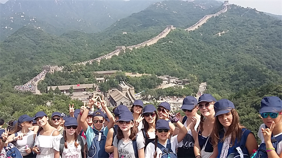 En 2017, le Ch?ur des Polysons visitait la Grande Muraille lors de sa tournée en Chine. (Photo fournie par l'interviewée)