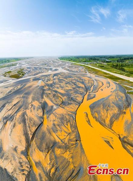 Xinjiang: les étonnants bras d'eau de la rivière Cherchen