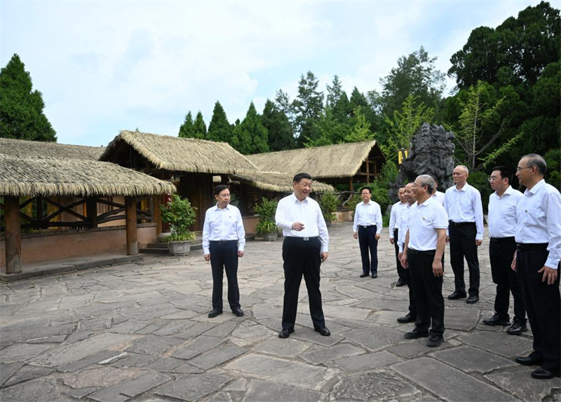 Xi Jinping inspecte le Sichuan