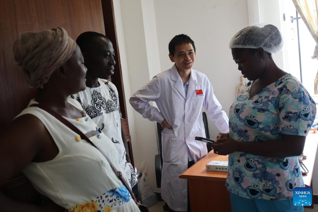 Un patient ghanéen re?oit un traitement de médecine traditionnelle chinoise à l'h?pital de l'amitié Chine-Ghana à Accra. (Seth/Xinhua)