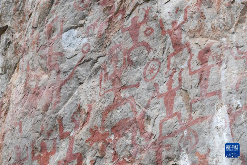 Guangxi : les peintures rupestres de Huashan et leurs ? petits hommes qui dansent ?