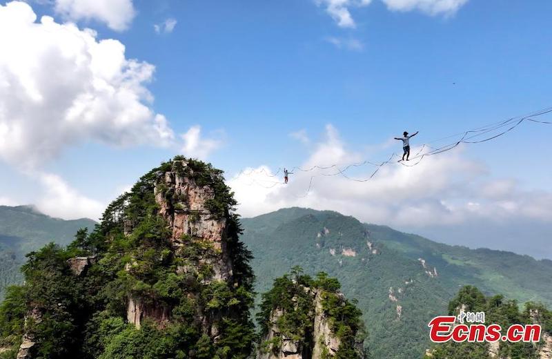 Hunan : des funambules réalisent une traversée spectaculaire