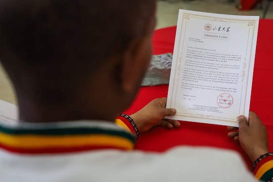 Un étudiant éthiopien tient une lettre d'admission dans une université chinoise lors d'une cérémonie d'adieu à Addis-Abeba, capitale de l'éthiopie, le 24 ao?t 2023. (Photo / Xinhua)