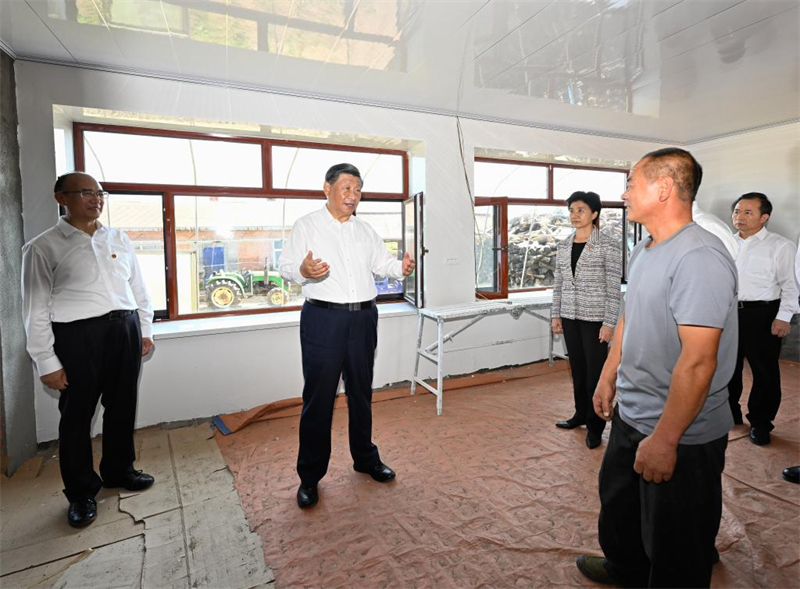 Xi Jinping rend visite à des villageois touchés par les inondations au Heilongjiang