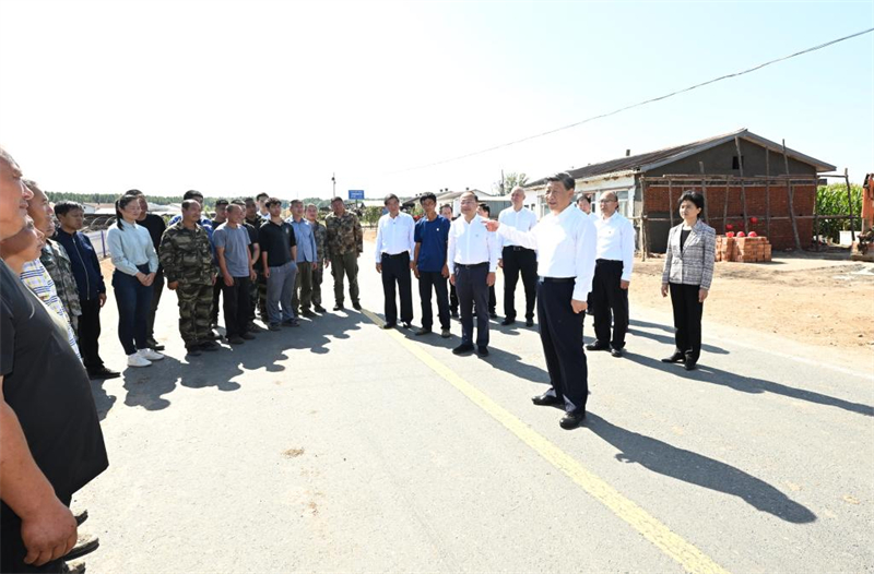 Xi Jinping rend visite à des villageois touchés par les inondations au Heilongjiang