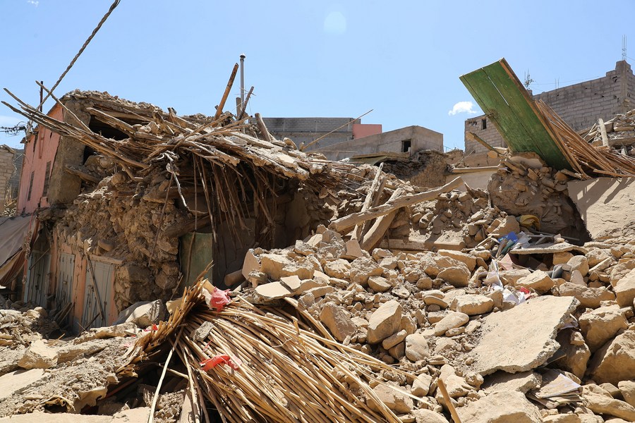 Photo prise le 10 septembre 2023 montrant un batiment endommagé dans la petite ville d'Amizmiz, près de l'épicentre du séisme meurtrier qui a frappé le Maroc. (Xinhua/Wang Dongzhen)