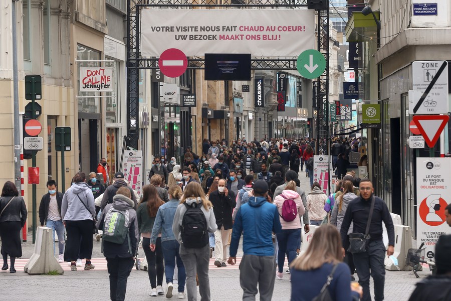 Des gens marchent dans une rue commerciale à Bruxelles, en Belgique, le 19 mai 2021. (Xinhua/Zheng Huansong)