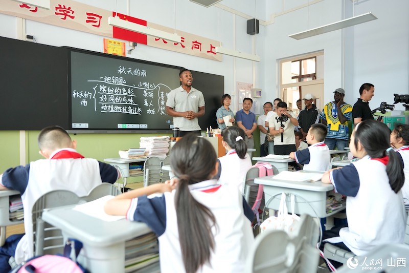 Les finalistes du Concours international d'histoires ? Les caractères chinois et moi ? 2023 découvrent un nouveau mode de vie dans les villages en Chine