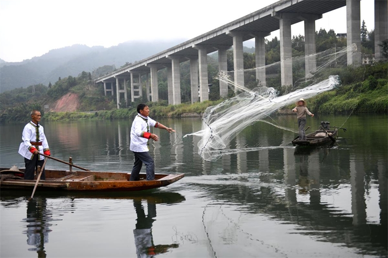 Guangxi : Longsheng célèbre la pêche avec son ?Festival du poisson?