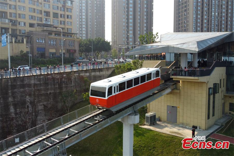 Chongqing : le nouveau tramway fait revivre d'anciens souvenirs des habitants