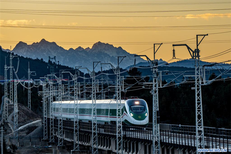 Mise en service d'une nouvelle ligne ferroviaire reliant Lijiang à Shangri-la dans le sud-ouest de la Chine