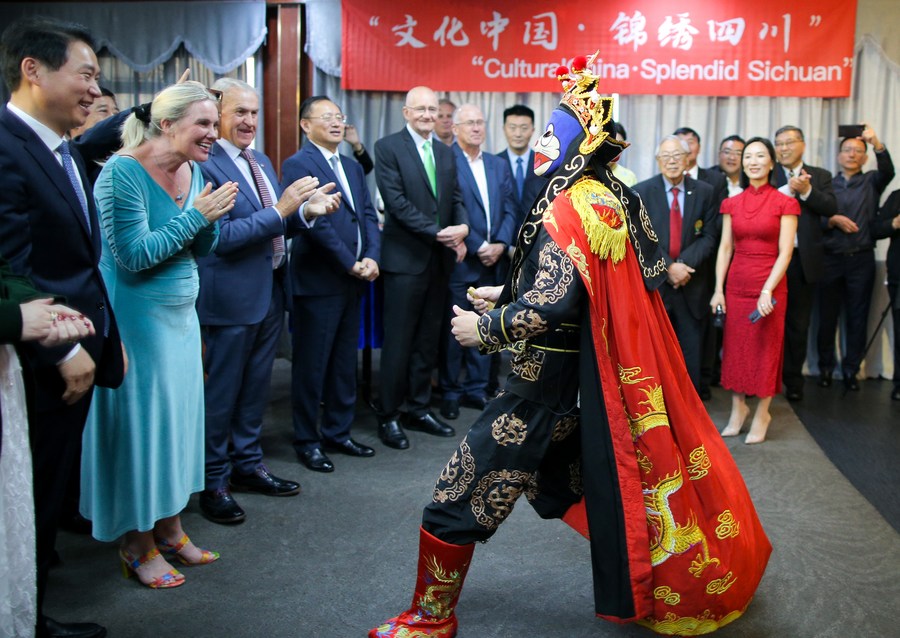 Photo prise le 29 novembre 2023 montrant un artiste chinois faisant une démonstration de la technique de changement de visage à Auckland, en Nouvelle-Zélande. (Xinhua)