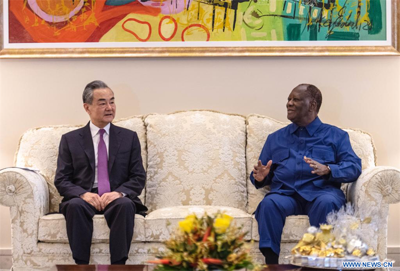 Le président ivoirien Alassane Ouattara rencontre le ministre chinois des Affaires étrangères Wang Yi, également membre du Bureau politique du Comité central du Parti communiste chinois, en visite à Abidjan, en C?te d'Ivoire, le 17 janvier 2024. (Xinhua/Wang Guansen)