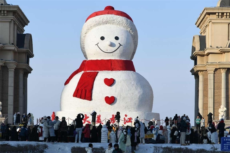 Des touristes découvrent le bonhomme de neige ? célébrité Internet ? de Harbin, capitale de la province du Heilongjiang (nord-est de la Chine), le 20 janvier 2024. (Sun Lijun / Pic.people.com.cn)