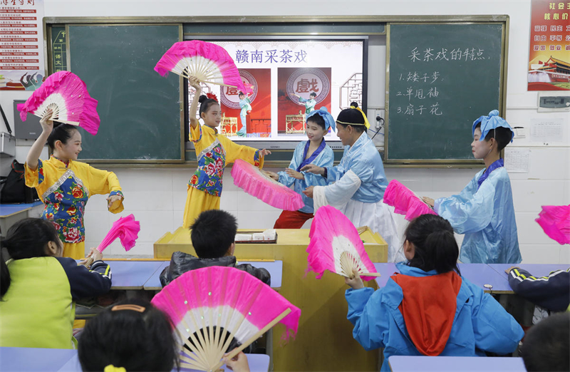 Les élèves chinois apprennent le théatre à l'occasion de la Journée mondiale du théatre