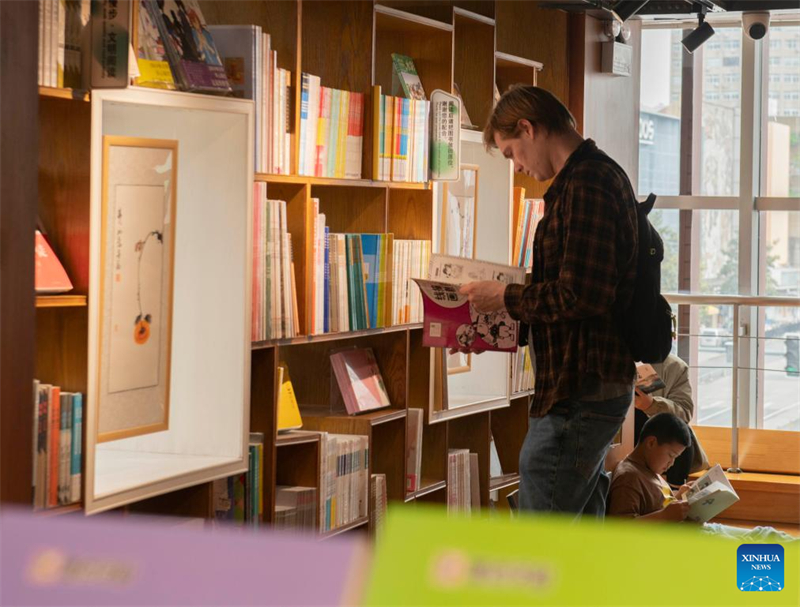 Des gens lisent des livres dans une librairie à Hefei, capitale de la province de l'Anhui (est de la Chine), le 21 avril 2024. (Fu Tian / Xinhua)