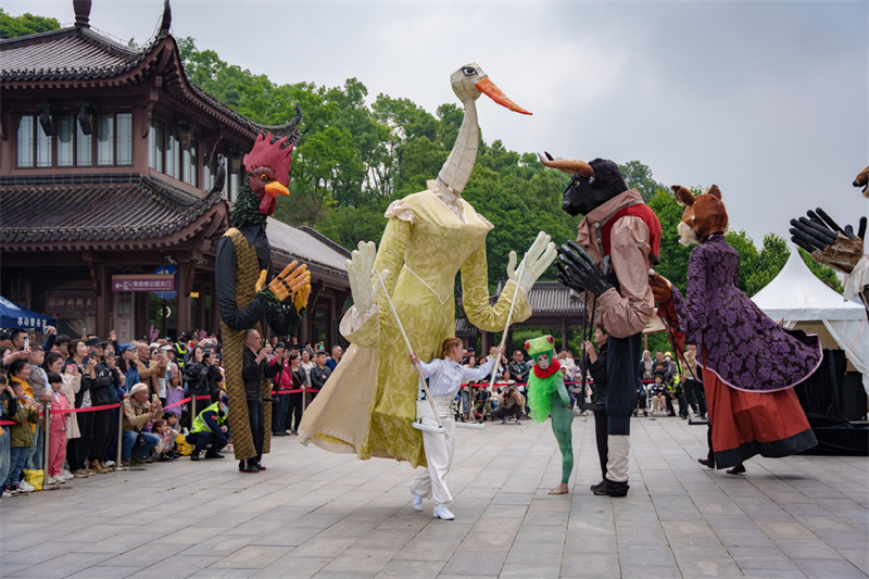 Le spectacle de marionnettes fran?ais ? De La Fontaine ? enchante le public chinois