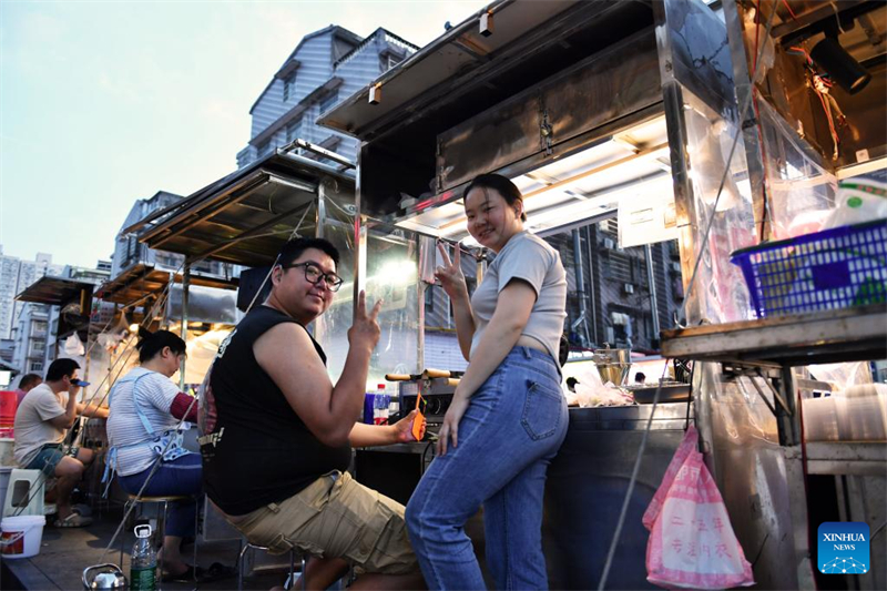 Photo prise par Zhang Yuhan avec l'appareil photo d'un journaliste, montrant ses parents, Zhang Yongsheng et Zhan Jingwen, au marché nocturne de Sifangping à Changsha, capitale de la province du Hunan (centre de la Chine), le 15 mai 2024. (Photo / Xinhua)