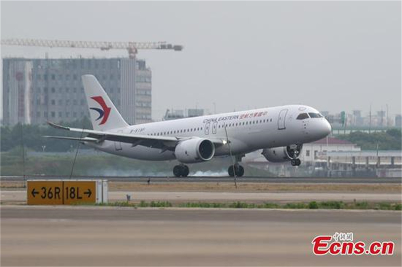 Un avion C919 de China Eastern Airlines arrive à l'aéroport international de Shanghai Hongqiao avec plus de 100 étudiants de Hong Kong à bord, le 1er juin 2024. (Zhang Hengwei / China News Service)