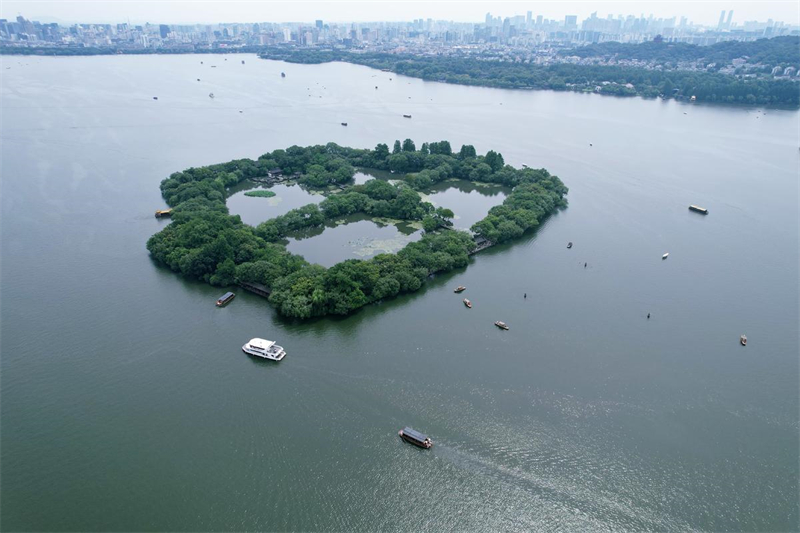 Zhejiang : le lac de l'Ouest de Hangzhou, destination populaire pour le tourisme d'été