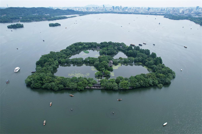 Zhejiang : le lac de l'Ouest de Hangzhou, destination populaire pour le tourisme d'été