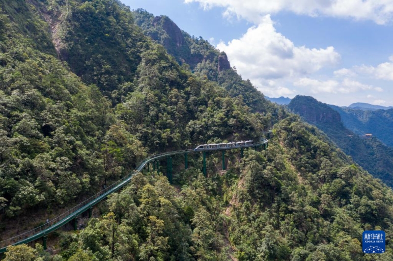 Jiangxi : des ? trains navettes sur la falaise ? vont offrir une expérience de voyage inégalée