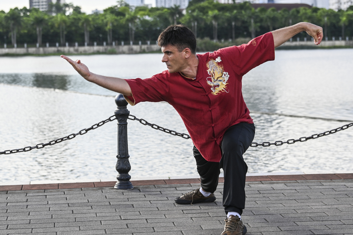 Gabriel de Moraes Neto pratique les arts martiaux dans un parc de Nanning, capitale de la région autonome Zhuang du Guangxi (sud de la Chine), le 4 juillet 2024. (Photo / Xinhua)