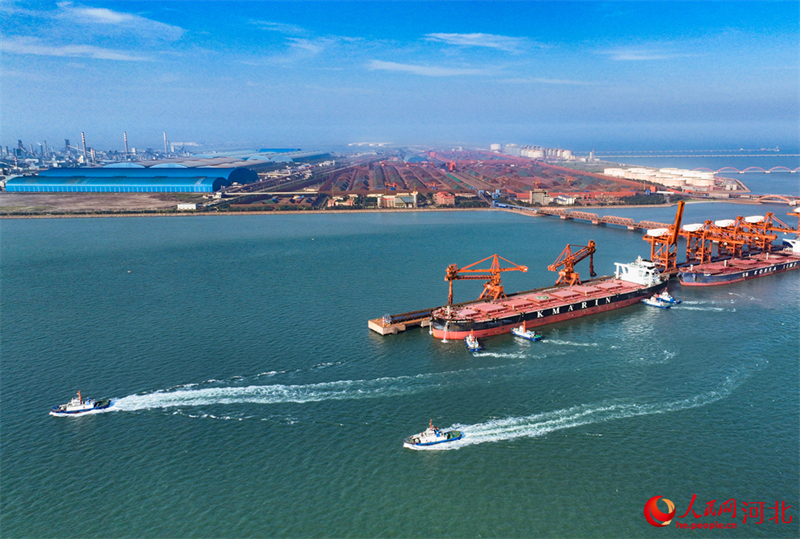 Hebei : les opérations de chargement, de déchargement et de transport battent leur plein dans le port de Caofeidian