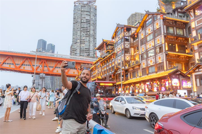 Un touriste pakistanais prend un selfie dans la zone touristique de Hongyadong de l