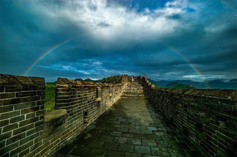 Hebei : un magnifique arc-en-ciel appara?t au-dessus de la Grande Muraille de Jinshanling