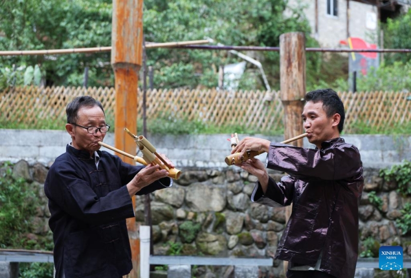 Guangxi/Guizhou?: un père et son fils témoins du développement d'un village de montagne Miao