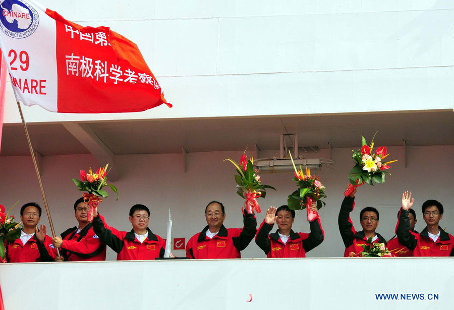 Les membres de l'Expédition nationale de recherche scientifique en Antarctique de la Chine font signe de la main après avoir embarqué à bord du brise-glace Xuelong, dans la ville de Guangzhou, capitale de la province du Guangdong (sud), le 5 novembre 2012. Le navire de recherche et brise-glace chinois Xuelong, ou "Dragon de neige", a quitté Guangzhou lundi pour la 29e expédition scientifique du pays en Antarctique. (Photo : Huang Guobao)