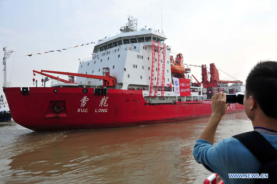 Le brise-glace Xuelong quitte un port de la ville de Guangzhou, capitale de la province du Guangdong (sud), le 5 novembre 2012. Le navire de recherche et brise-glace chinois Xuelong, ou "Dragon de neige", a quitté Guangzhou lundi pour la 29e expédition scientifique du pays en Antarctique. (Photo : Huang Guobao)