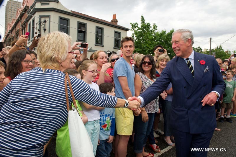 Le prince Charles (à droite) serre la main à une habitante de Melbourne, en Australie, le 6 novembre 2012.Le prince Charles et son épouse Camilla effectuent une visite de six jours en Australie pour célébrer le jubilé de diamant de la reine Elizabeth II.