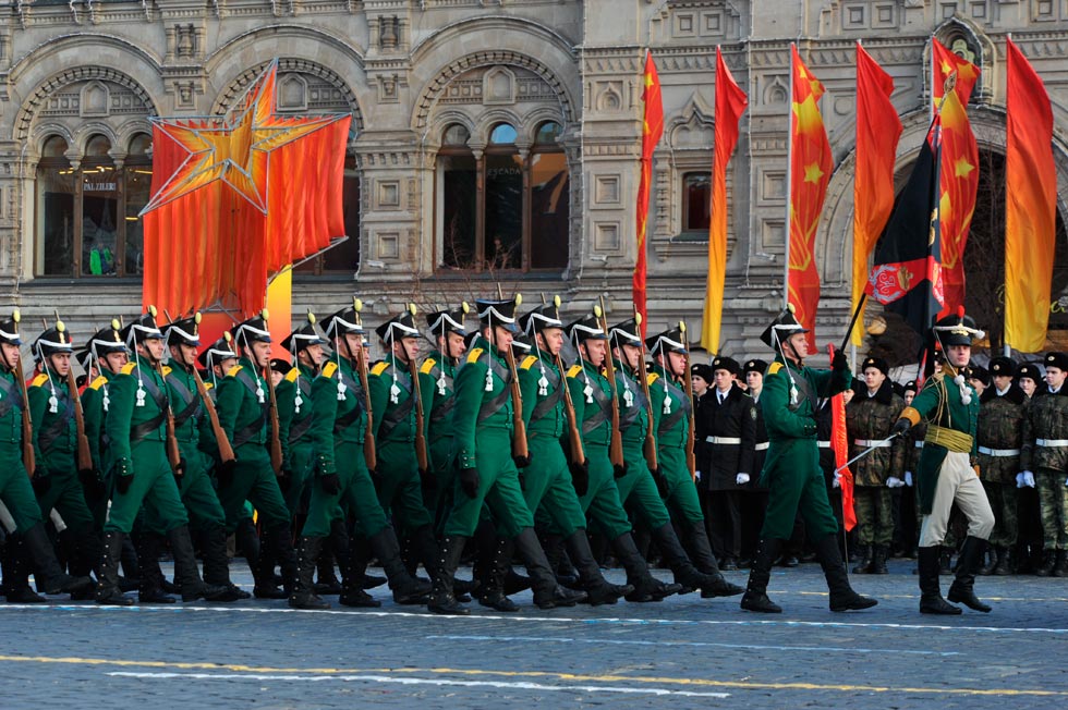 Un groupe de soldats défile sur la Place Rouge à Moscou le 7 novembre 2012.