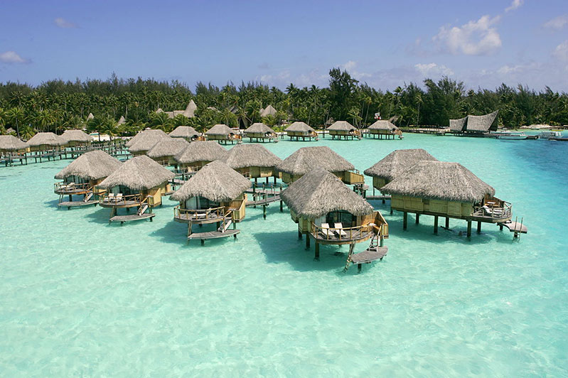 Tahiti en FranceLe paradis sur Terre ! Les jeunes femmes à Tahiti sont de coutume assez dénudées. Elles pensent que les vêtements sont des freins à la liberté. Les jeunes femmes préfèrent cacher leurs parties intimes par des fleurs, des feuilles ou des coquillages.