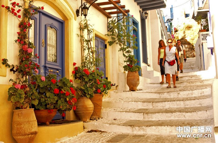 L'?le Mykonos, GrèceL'?le Mykonos est connue pour sa plage naturiste et sa vie nocturne. Sur la plage naturiste de Mykonos, il est ? interdit ? d'être habillé. C'est une destination pour se libérer complètement.