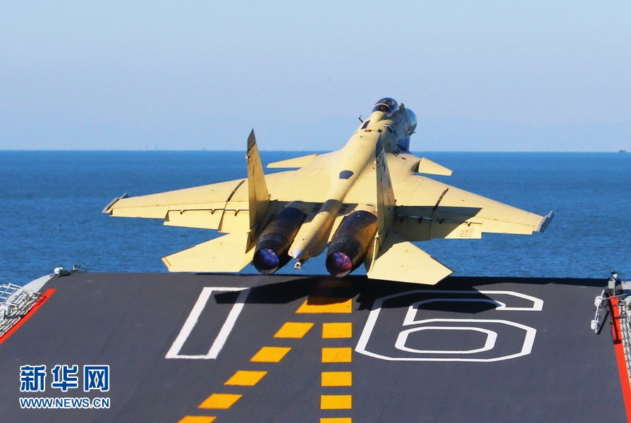 Le premier appontage d'un J-15 sur le porte-avoins chinois Liaoning (10)