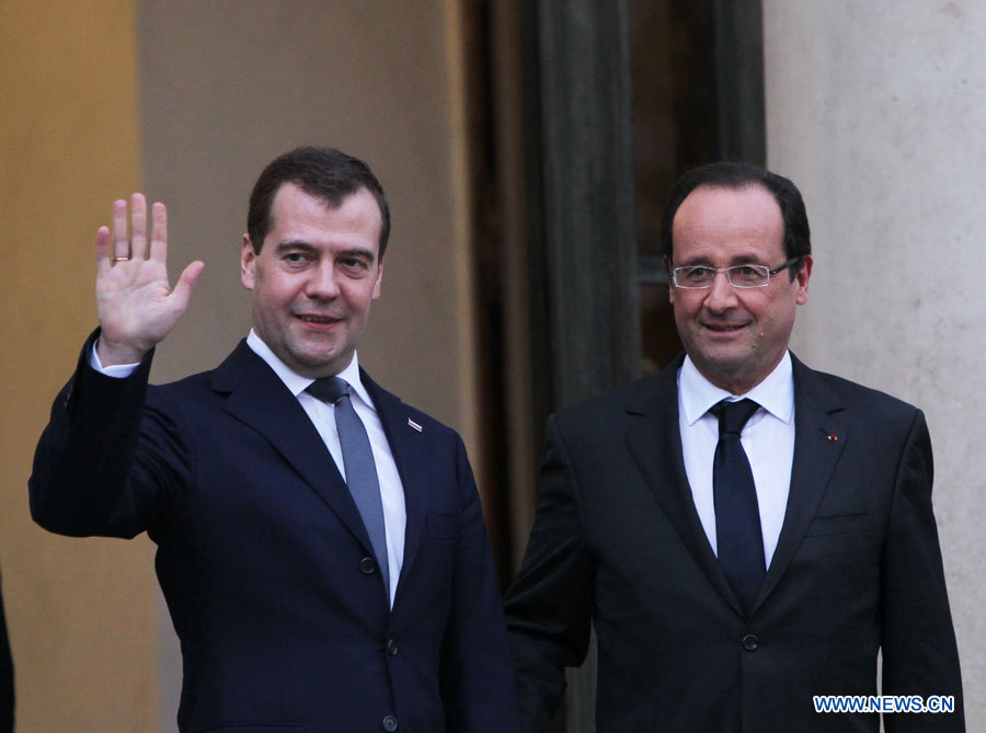 Le président fran?ais Fran?ois Hollande (à droite) et le Premier ministre russe Dmitri Medvedev avant leur rencontre à l'Elysée à Paris, le 27 novembre 2012.