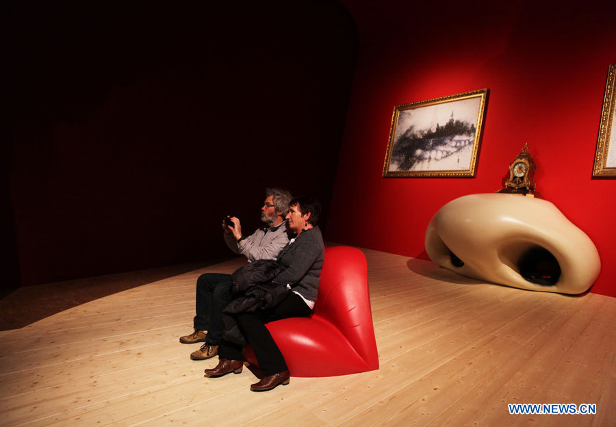 Des visiteurs admirent des oeuvres lors d'une exposition consacrée au surréaliste espagnol Salvador Dali, au Centre Pompidou à Paris, capitale fran?aise, le 29 novembre 2012.