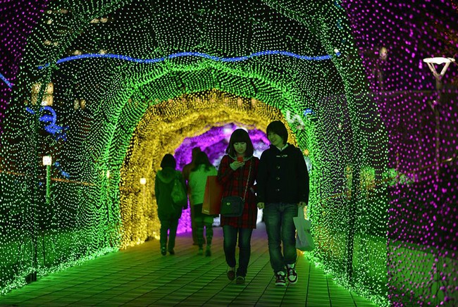 Le 21 novembre, deux amies traversent un passage couvert d'illuminations lors de la foire des illuminations de No?l à Tokyo.