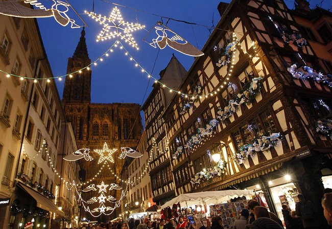 Le 24 novembre, les visiteurs se sont rués au marché de No?l des enfants près de la cathédrale de Strasbourg. Crée en 1570, c'est le plus vieux marché de No?l de France.