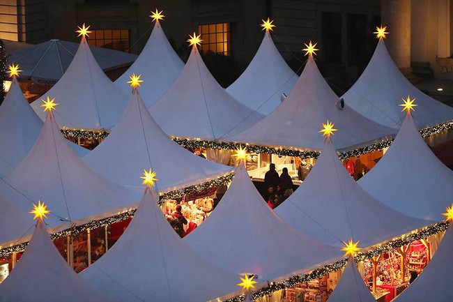 Le 26 novembre, une ambiance de No?l très dynamique dans un marché de No?l au centre-ville de Berlin.