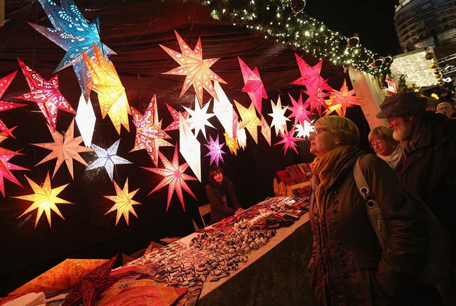 Le 26 novembre, les étoiles illuminées ont attiré de nombreux visiteurs au marché de No?l de Berlin.