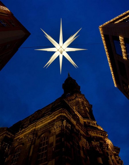 Le marché de No?l de Dresden ouvre chaque année du 28 novembre au 24 décembre. Sur la photo, une illumination géante de la forme d'une étoile.